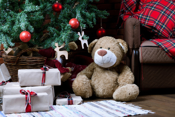 plyšový medvěd pod vánoční stromeček - Fotografie, Obrázek