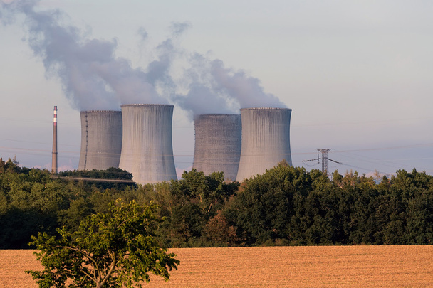 Torres de arrefecimento na central nuclear
 - Foto, Imagem