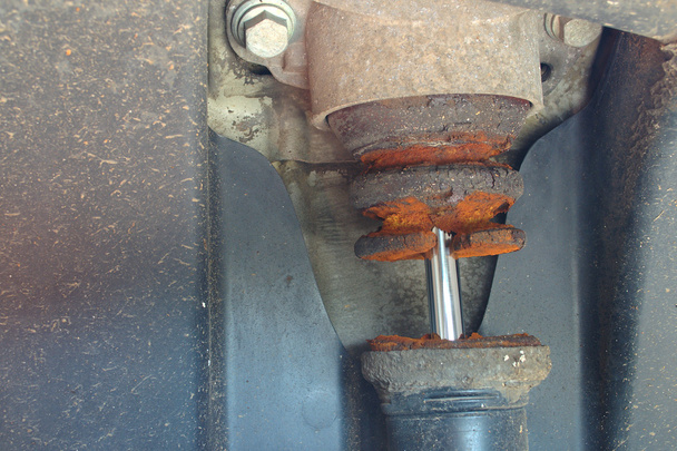 Старий і пошкоджений шоковий абсорбційний буфер автомобіля
 - Фото, зображення