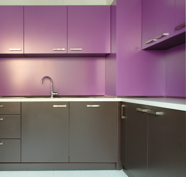 Недавно оборудованная современная кухня в фиолетовом и коричневом
 - Фото, изображение