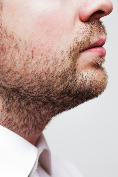 hombre con tres días de unkempt rastrojo sin afeitar en camisa blanca
 - Foto, Imagen