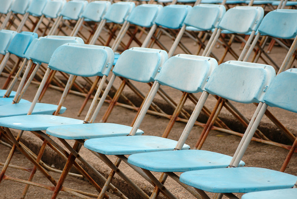 Lege stoelen voor openlucht evenement - Foto, afbeelding