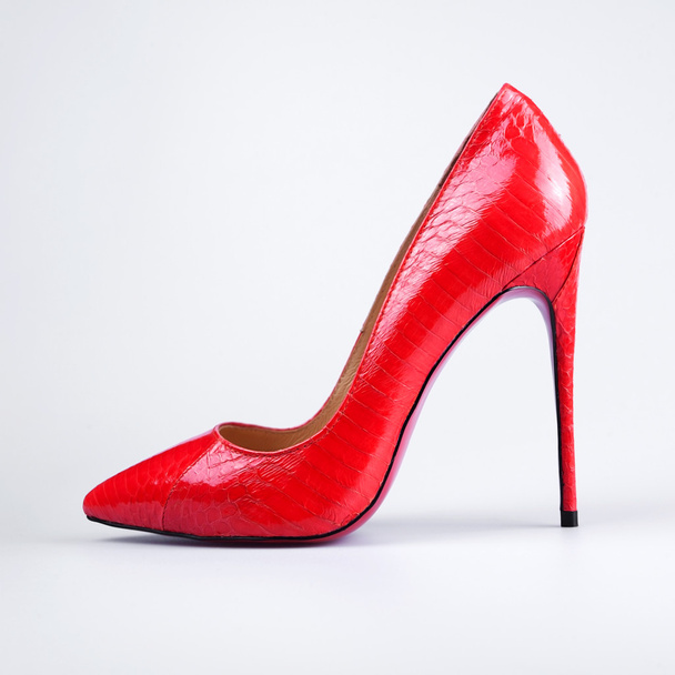 Nahaufnahme eines roten High Heels auf weißem Hintergrund - Foto, Bild