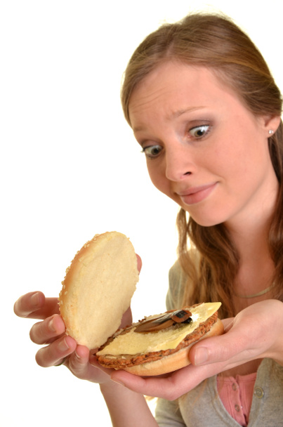 Mujer sorprendida con hamburguesa con cucaracha
 - Foto, imagen