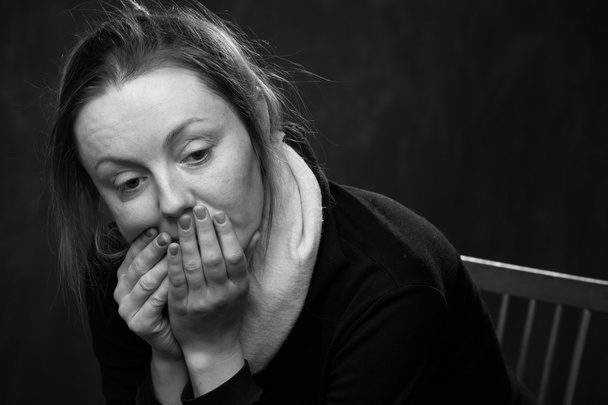 Porträt einer jungen, traurigen Frau - Foto, Bild