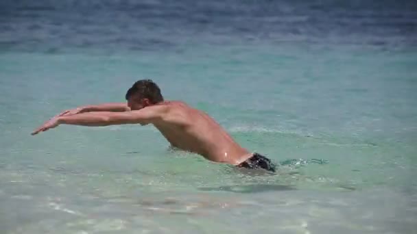 Пара, играющая в купание на пляже
 - Кадры, видео