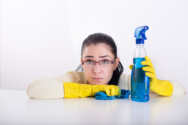 Κουρασμένος καθαρίστρια σε λευκό - Φωτογραφία, εικόνα