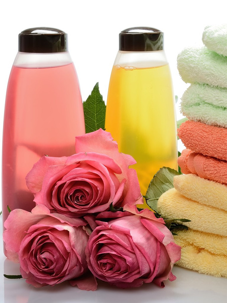 Monivärinen kohteita kylpyammeet, saunat, kylpylä: shampoo, pyyhkeet, kukat ruusut valkoisella pohjalla
 - Valokuva, kuva