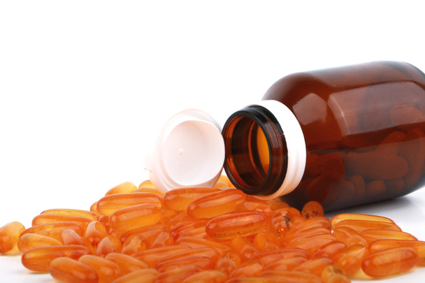 Kabeljauw leverolie omega 3 gel capsules geïsoleerd op witte achtergrond - Foto, afbeelding