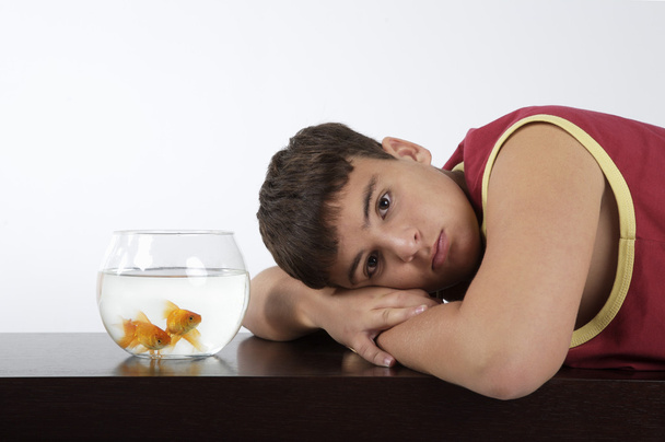 Εφηβικό αγόρι με ψάρια - Φωτογραφία, εικόνα