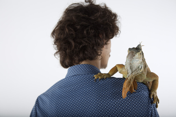 young man with iguana on shoulder - Φωτογραφία, εικόνα