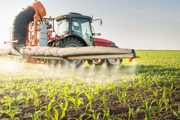 трактор розпилення пестицидів
  - Фото, зображення