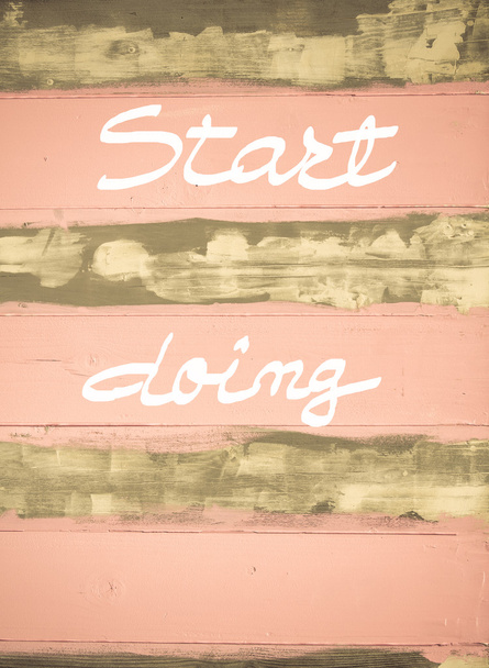 Imagen conceptual de Start Doing cita motivacional escrita a mano en pared de madera pintada vintage
 - Foto, Imagen