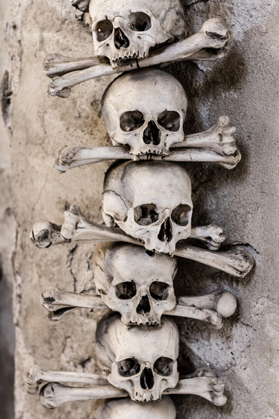 Schedels en beenderen in bot kapel-Sedlec, Kutna Hora - Foto, afbeelding