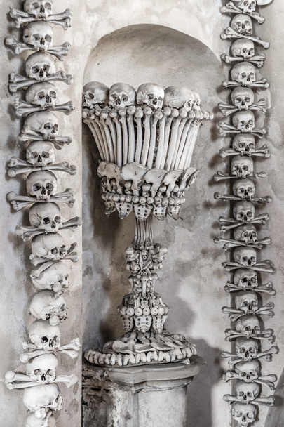 Kandelaar gemaakt van botten en schedels-Sedlec - Foto, afbeelding