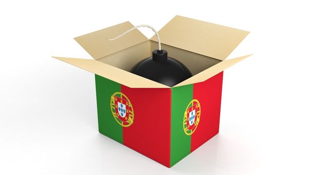 Bomba en caja con bandera de Portugal, aislada sobre fondo blanco
. - Foto, imagen