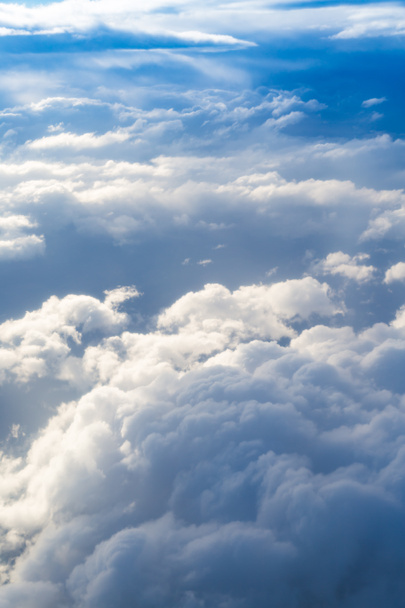 Nubes de tormenta esponjosas, fotografía aérea
. - Foto, Imagen