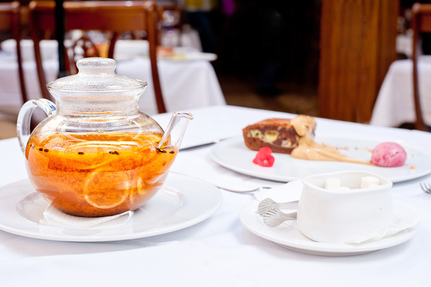 Brownies de nuez bajo helado con espino cerval de mar y té de naranja
 - Foto, Imagen