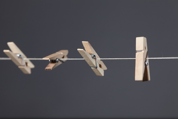 dřevěné clothespins na laně - Fotografie, Obrázek