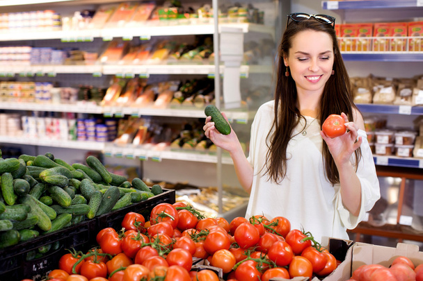 Mujer joven en el supermercado - Foto, Imagen