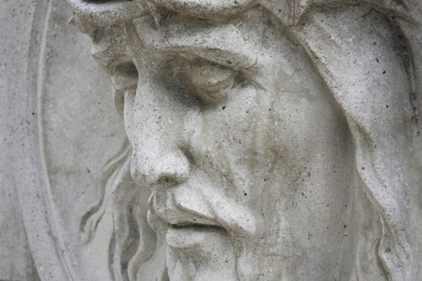 背景灰色の石のイエス ・ キリスト像 (クローズ アップ - 写真・画像