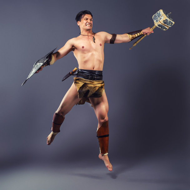 Ο πολεμιστής στην εικόνα του αρχαίου κόσμου. Απεργία του ζαμπόν - Φωτογραφία, εικόνα
