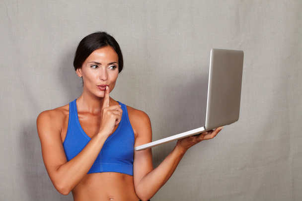sporty woman using laptop - Zdjęcie, obraz