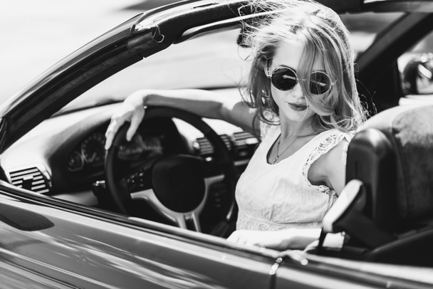 Mooi blonde meisje in een rode Cabrio auto - Foto, afbeelding