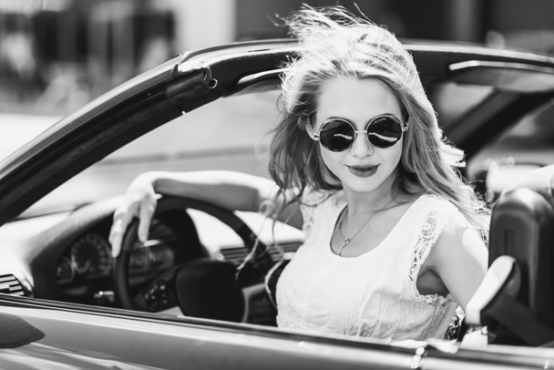 Piękna blondynka w czerwonej Cabrio Samochód - Zdjęcie, obraz