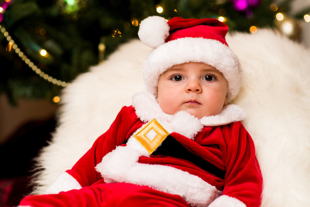 Dítě, oblečený jako Santa pod stromeček - Fotografie, Obrázek