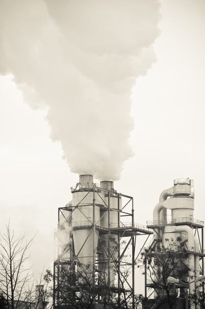 βρώμικο καπνού και τη ρύπανση που παράγεται από χημικό εργοστάσιο - Φωτογραφία, εικόνα