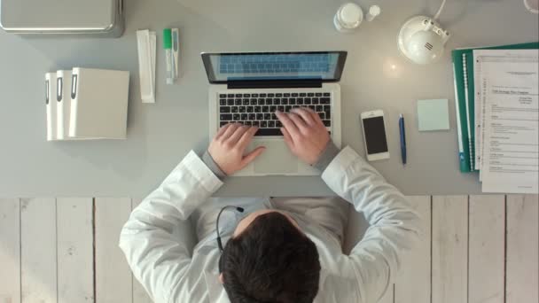 Top view of Medical worker with laptop. Doctors using keyboard at work - Imágenes, Vídeo