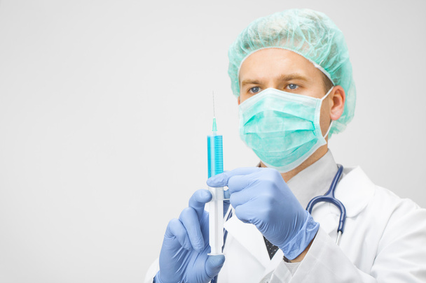 Médecin avec seringue en mains préparation injectable - Photo, image