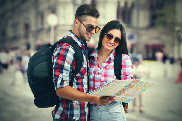 Turistas felizes com mapa
 - Foto, Imagem