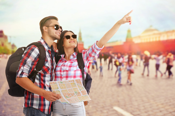 Touristes heureux avec la carte
  - Photo, image