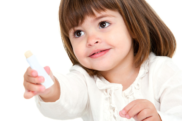 Портрет дівчинки з бальзамом для губ
. - Фото, зображення
