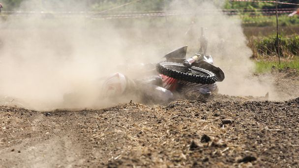 Sturz von Motocross-Fahrer auf der Strecke. - Foto, Bild