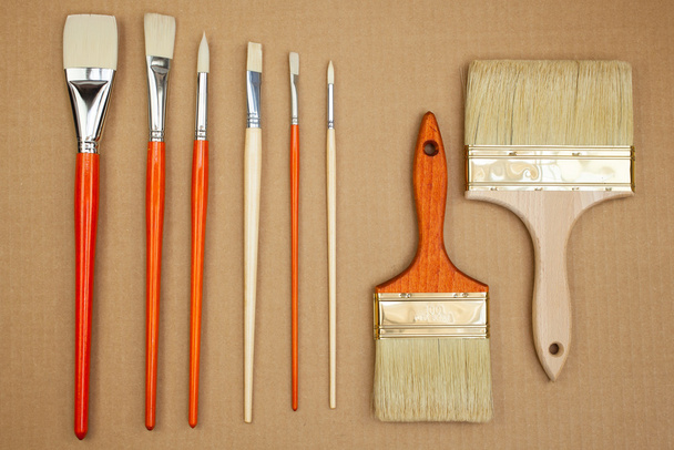 Paintbrushes on cardboard - Fotoğraf, Görsel