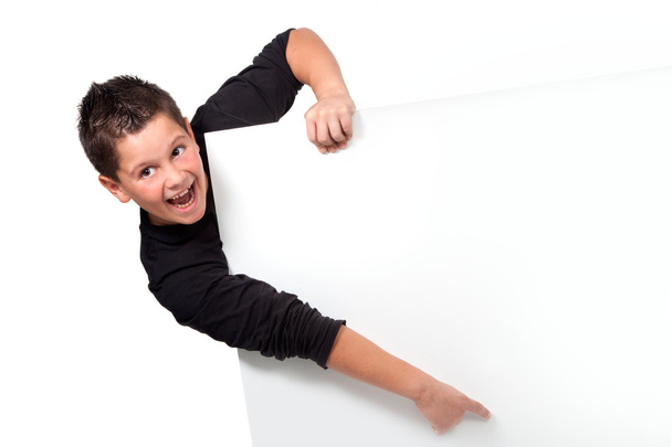Portret van tiener jongen wijzende vinger op copyspace - Foto, afbeelding
