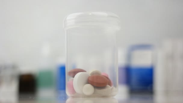 Doctors hand with pills in the measuring cylinder. - Materiaali, video