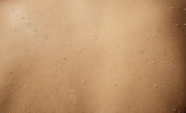 Bir kadının arka görünümü ile ıslak cildi çalışan su damlası kadar kapatın - Fotoğraf, Görsel