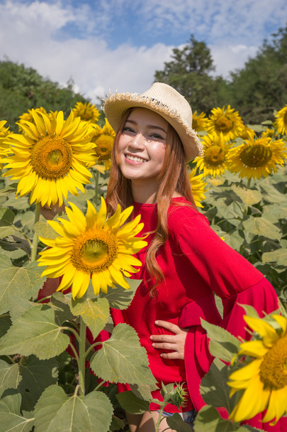 woman happy and enjoy in sunflower field - Zdjęcie, obraz