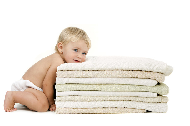 Bebé niña descansando cabeza sobre toallas
 - Foto, Imagen