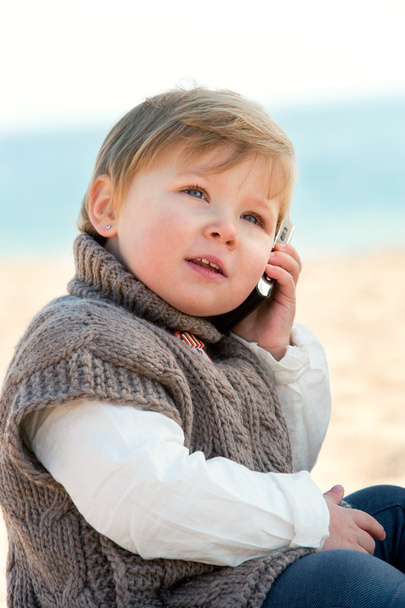 mobiltelefonon beszélő baba lány. - Fotó, kép