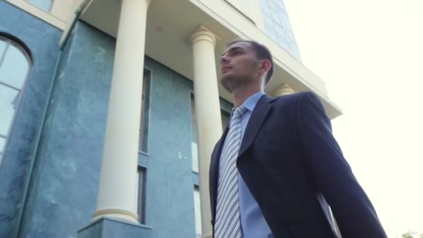 young, personable businessman sent to the   building - Filmagem, Vídeo