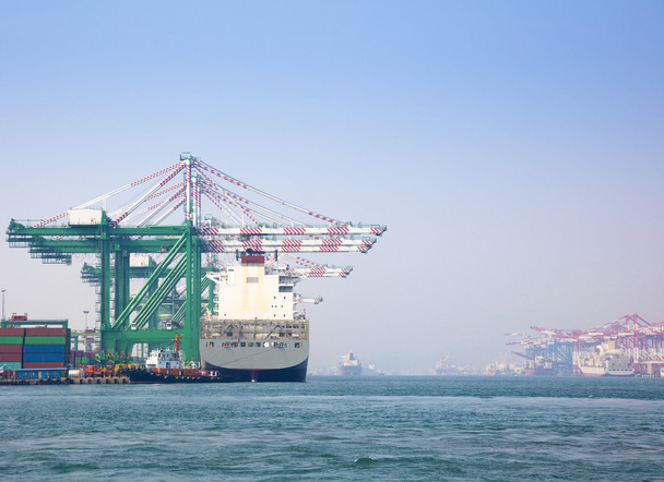 Gran buque portacontenedores descargado en Puerto de kaohsiung
 - Foto, Imagen