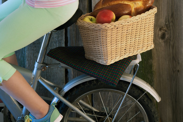 cesta de bicicleta con manzanas
. - Foto, Imagen