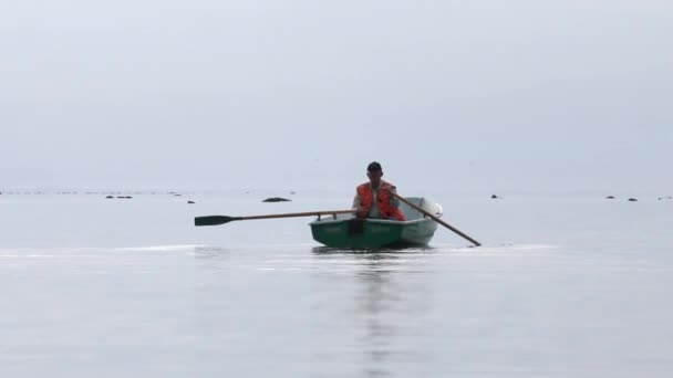 Βάρκα κωπηλασίας στον ορίζοντα - Πλάνα, βίντεο