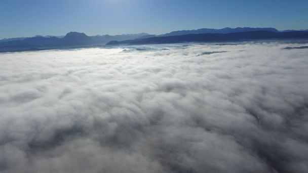 vlucht boven de wolken - Foto, afbeelding
