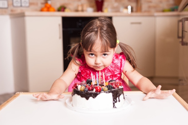 meisje met smakelijke cake - Foto, afbeelding